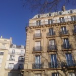 綺麗な青空に重厚で雰囲気のあるパリの町